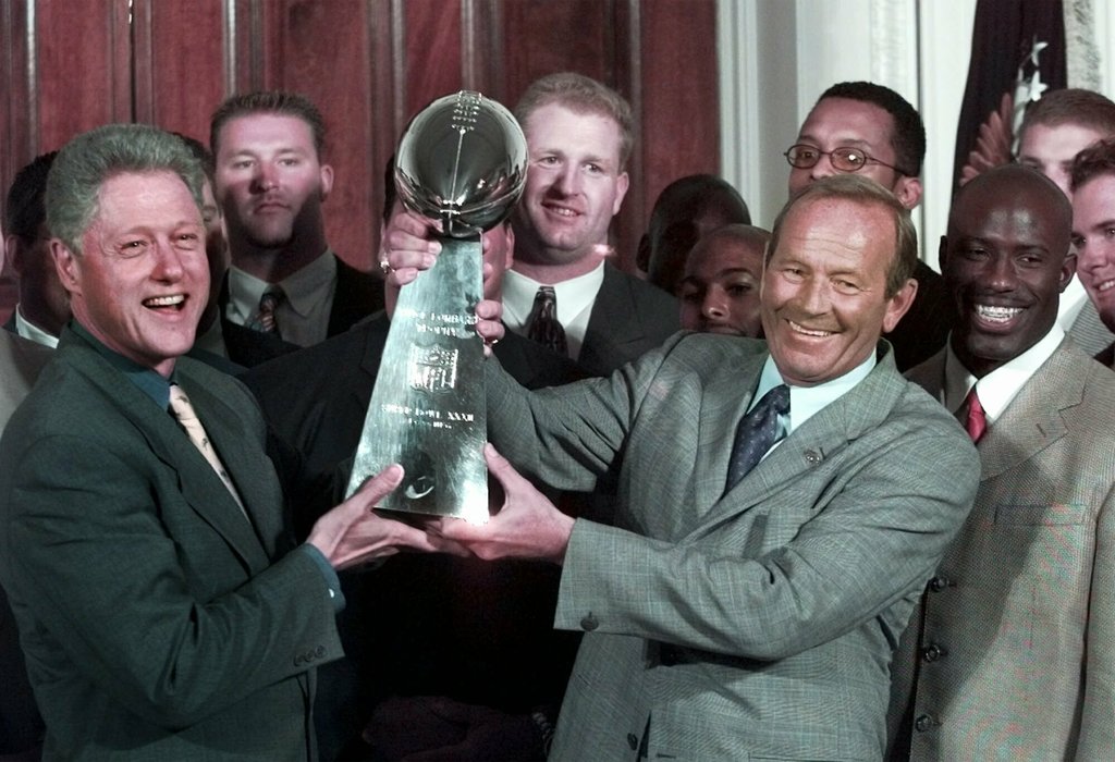Pat Bowlen y el entonces presidente de Estados Unidos Bill Clinton, durante la visita a la Casa Blanca tras el triunfo de Broncos en el Super Bowl 32.