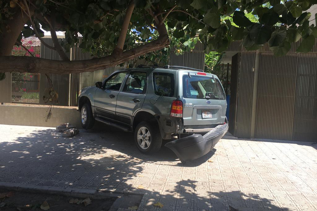 La camioneta Ford Escape causó daños en dos domicilios de la avenida Morelos de Torreón.