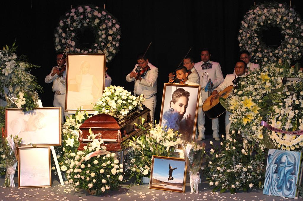 Cariño. Familiares, amigos, compañeros y admiradores despidieron a la actriz Edith González con un homenaje en el teatro Jorge Negrete.
