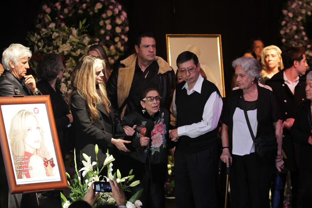 Conmovida. Con emotivas palabras, doña Ofelia despide a su hija, Edith González, en el homenaje en el Teatro Jorge Negrete.

