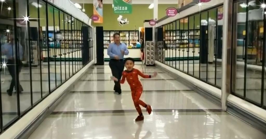 La madre del infante grabó el video en el pasillo del supermercado (INTERNET) 