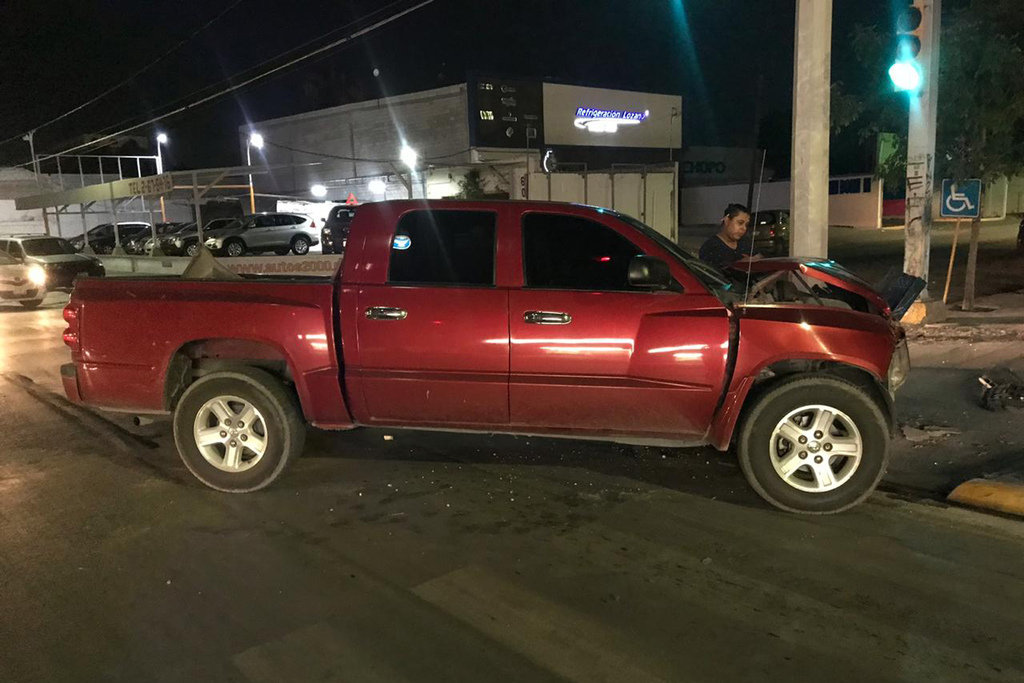 El accidente ocurrió en el cruce de la avenida Allende y el par vial de la calle Ignacio Comonfort en la zona Centro de Torreón. (EL SIGLO DE TORREÓN)