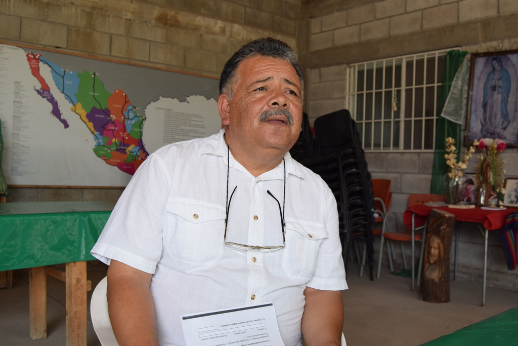 Juan tiene dos hijos pero la vida le dio más hijos, sus alumnos y ahora los migrantes. (MARY VÁZQUEZ)