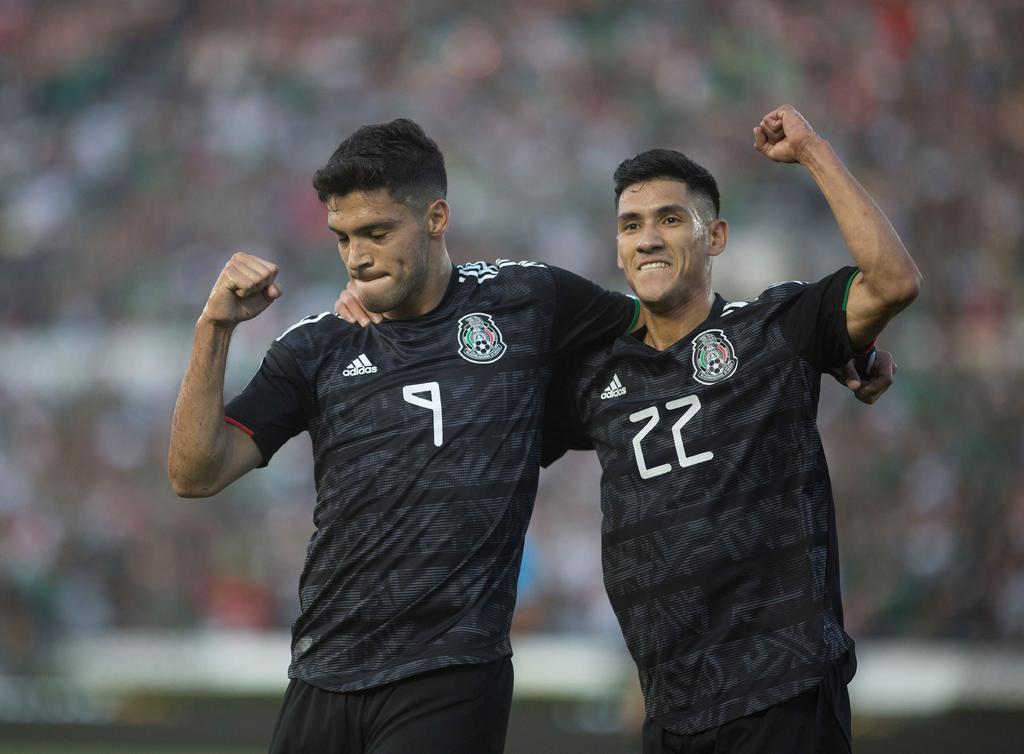 Raúl Jiménez (i) y Uriel Antuna celebran un tanto en la victoria de México 7-0 sobre Cuba en la Copa Oro. (EFE)