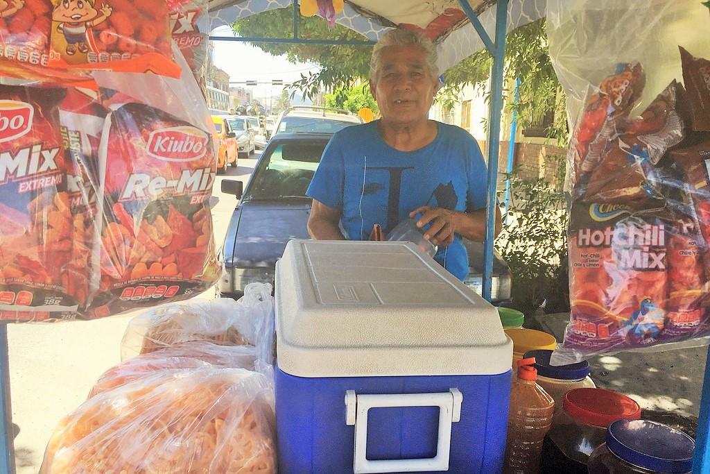Don Roberto, padre de 5 y abuelo de 20, recorre hasta 14 kilómetros para ofrecer sus productos. (GUADALUPE MIRANDA)