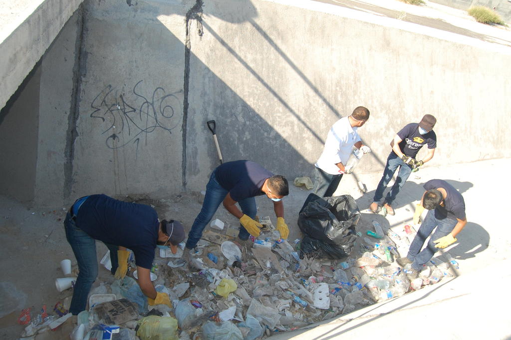 Miembros de organizaciones civiles con el apoyo de funcionarios públicos municipales trabajaron este fin de semana en la descacharrización y limpieza de la colonia El Campanario.  (EL SIGLO DE TORREÓN)