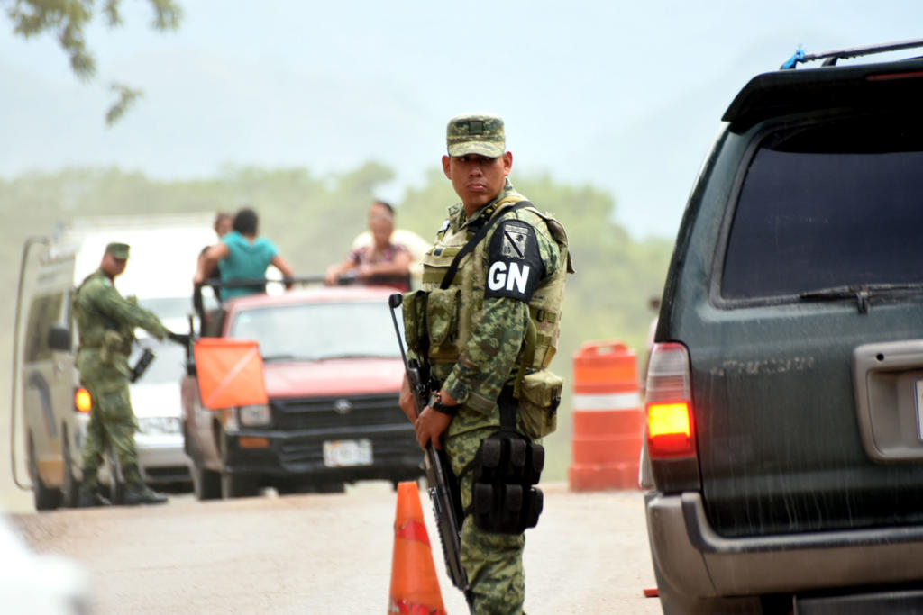 Militares con distintivos de la Guardia Nacional vigilan, desde el sábado por la noche, varios puntos y caminos y veredas de la sierra del estado de Chiapas en busca de migrantes. (EL UNIVERSAL)