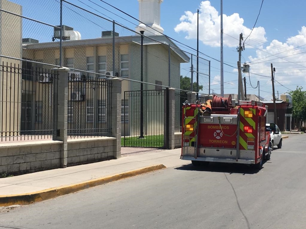 El personal del departamento de Bomberos de la Central Colón acudió al lugar para atender la emergencia. (EL SIGLO DE TORREÓN)