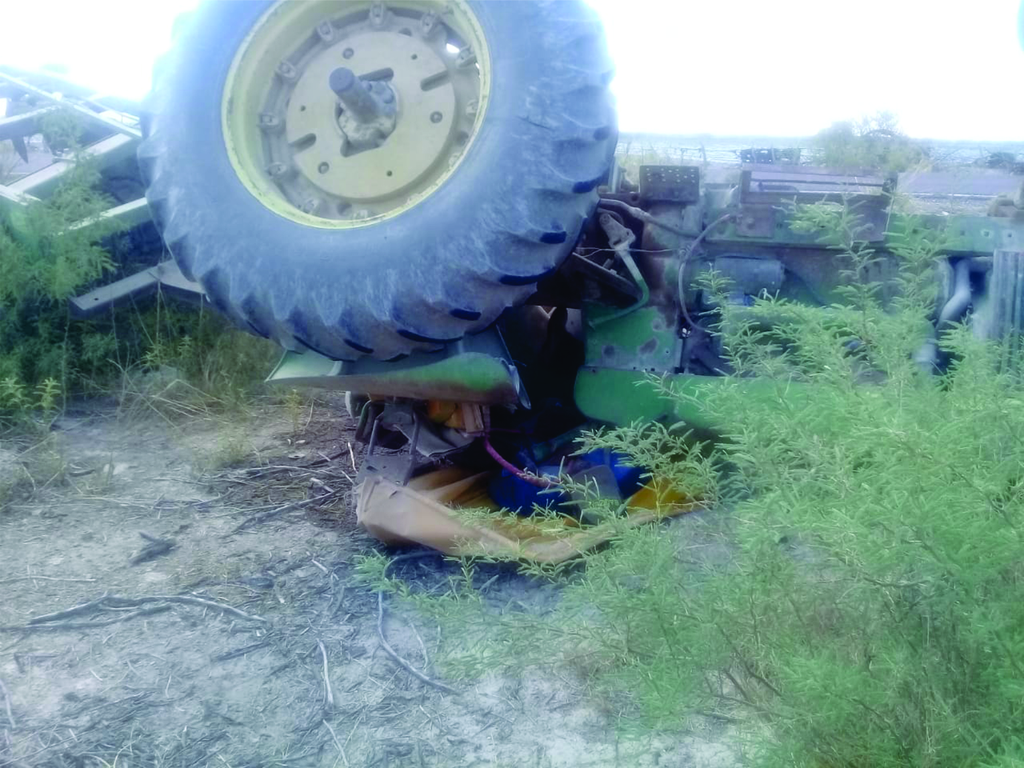 El tractor quedó prácticamente destrozado y tuvo que ser removido con el apoyo de una grúa. (EL SIGLO DE TORREÓN)