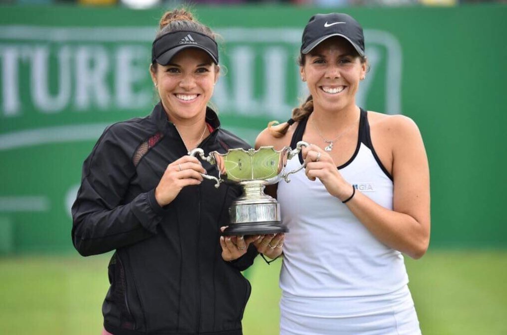 Giuliana Olmos (d) y Desirae Krawczyk vencieron 7-6, 7-5 a la dupla australiana de Ellen Pérez y Arina Rodiónova. (CORTESÍA)