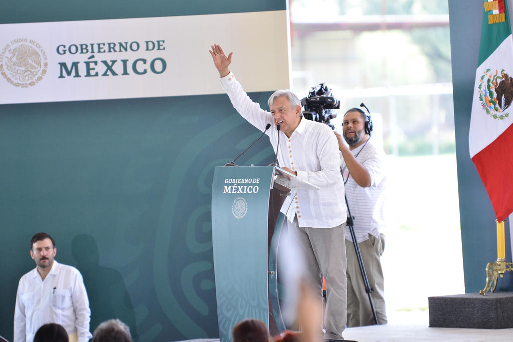 A mano alzada. El presidente Obrador pidió levantar la mano a quienes consideraban que no hace falta el proyecto del Metrobús en La Laguna de Durango, ante lo cual se elevaron los brazos de los asistentes. (FERNANDO COMPEÁN)