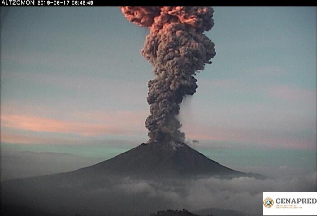 Hoy por la mañana, se registró una explosión en el volcán Popocatépetl, la columna alcanzó una altura de cuatro a cinco kilómetros.  (TWITTER)