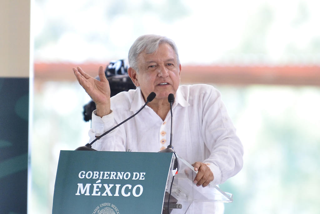 En conferencia de prensa en Palacio Nacional, López Obrador agradeció a quienes participaron en este evento realizado en el Centro Cultural Los Pinos, dado que al comprar los vehículos “contribuyen para que la gente que más lo necesita reciba estos apoyos”. (ARCHIVO)
