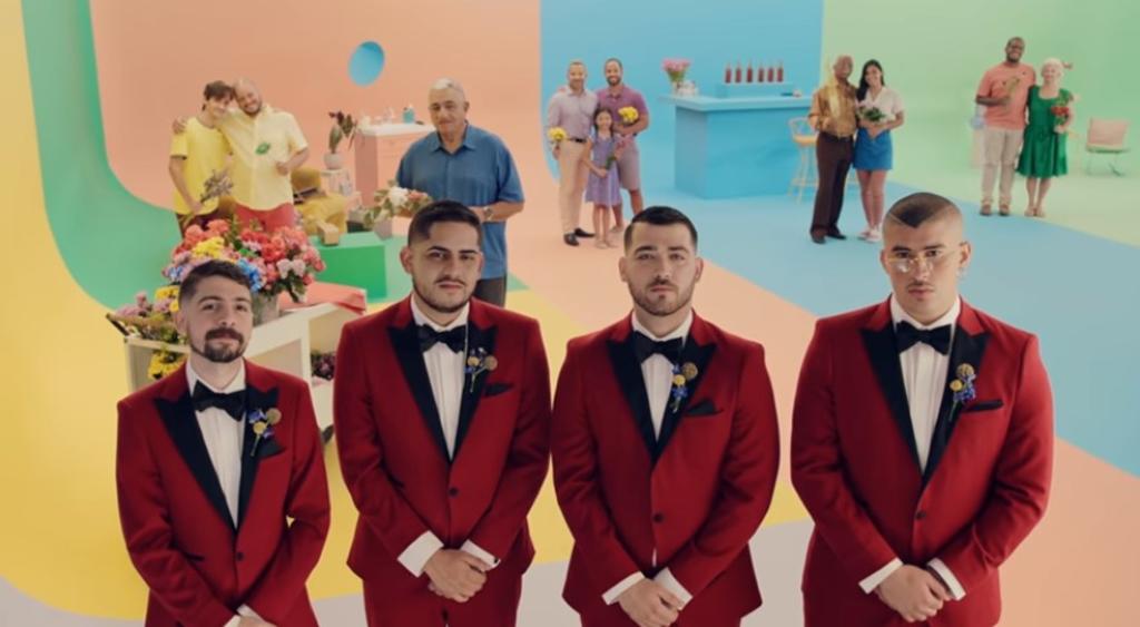 Con dedicatoria. Bad Bunny y grupo Los Rivera Destino lanzan tema y video musical Flor, un tema para los padres. (ESPECIAL)