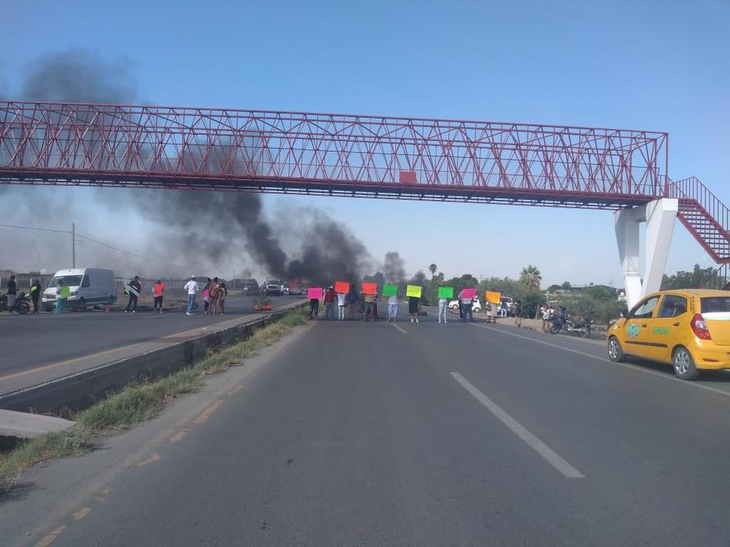Familiares y amigos de un joven que presuntamente fue muerto a golpes, bloquearon la autopista Torreón - San Pedro a la altura del ejido Compuertas del municipio de Matamoros. (EL SIGLO DE TORREÓN)
 