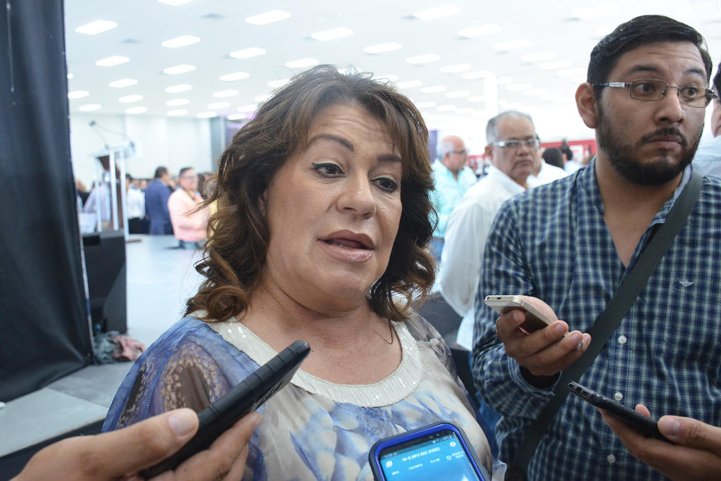 La alcaldesa de Gómez Palacio, Leticia Herrera Ale, consideró 'penoso' que las decisiones sobre obras en municipios y estados se tomen 'a bote pronto' en los eventos. (EL SIGLO DE TORREÓN/FERNANDO COMPEÁN)
