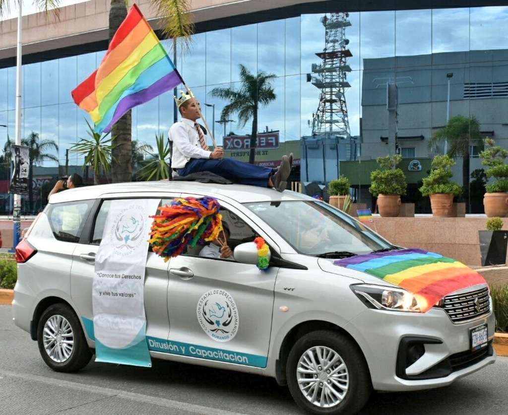 Por tercer año consecutivo, la CEDH acompañó a la comunidad LGBTTTIQA+ en su marcha. (EL SIGLO DE TORREÓN) 