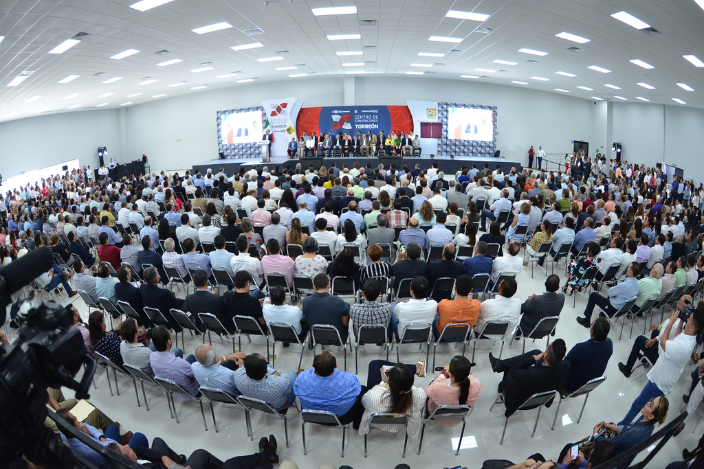 Ante representantes de diversos municipios en la Laguna, cámaras empresariales, organismos civiles y ciudadanos, se inauguró este lunes oficialmente el Centro de Convenciones de Torreón. (FERNANDO COMPEÁN)