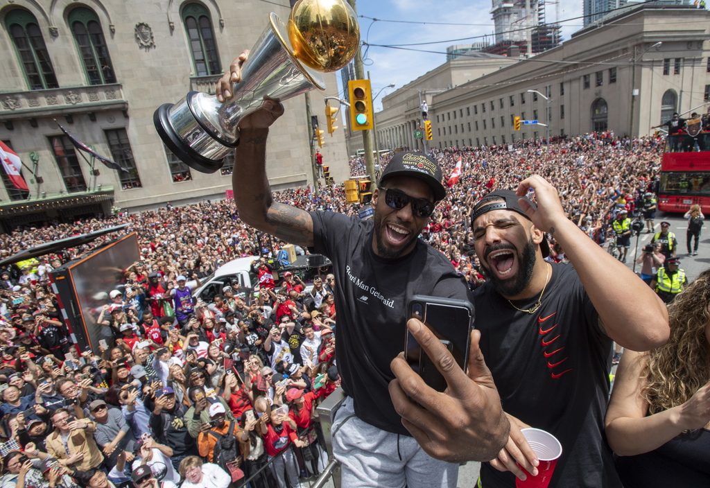 Junto al rapero canadiense Drake, los jugadores de los Raptors de Toronto festejaron el título de la NBA por las calles de su ciudad. (AP)