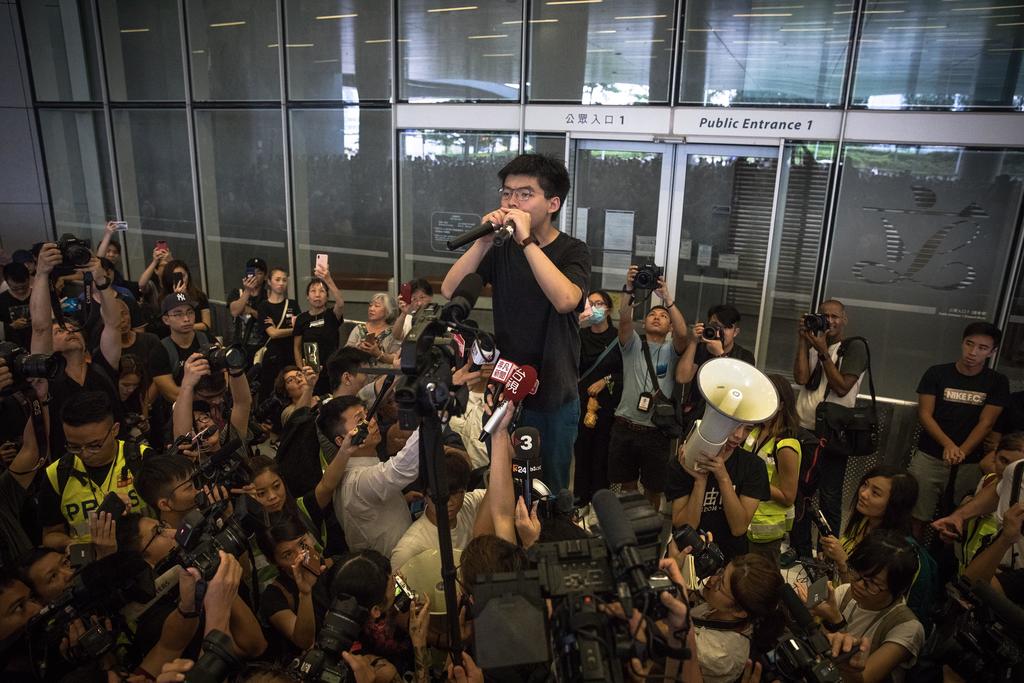 Autoridades de Hong Kong, liberaron al activista Joshua Wong, quien dijo que se uniría a protestas. (EFE)