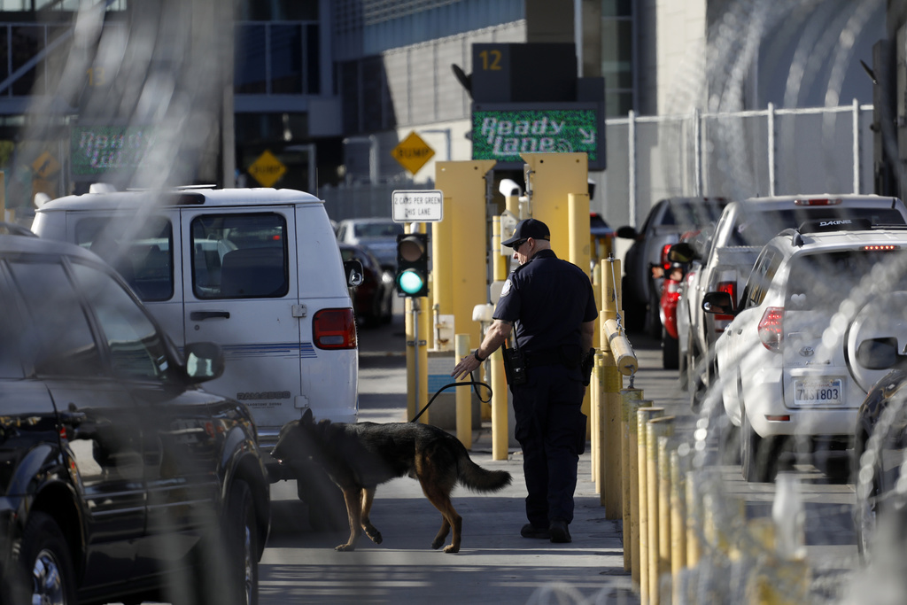 Un agente aduanero de Estados Unidos realizando labores de vigilancia en San Diego. (ARCHIVO)