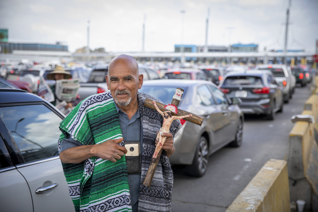 En la Garita San Ysidro es común ver vendedores ambulantes del lado mexicano. (ARCHIVO)