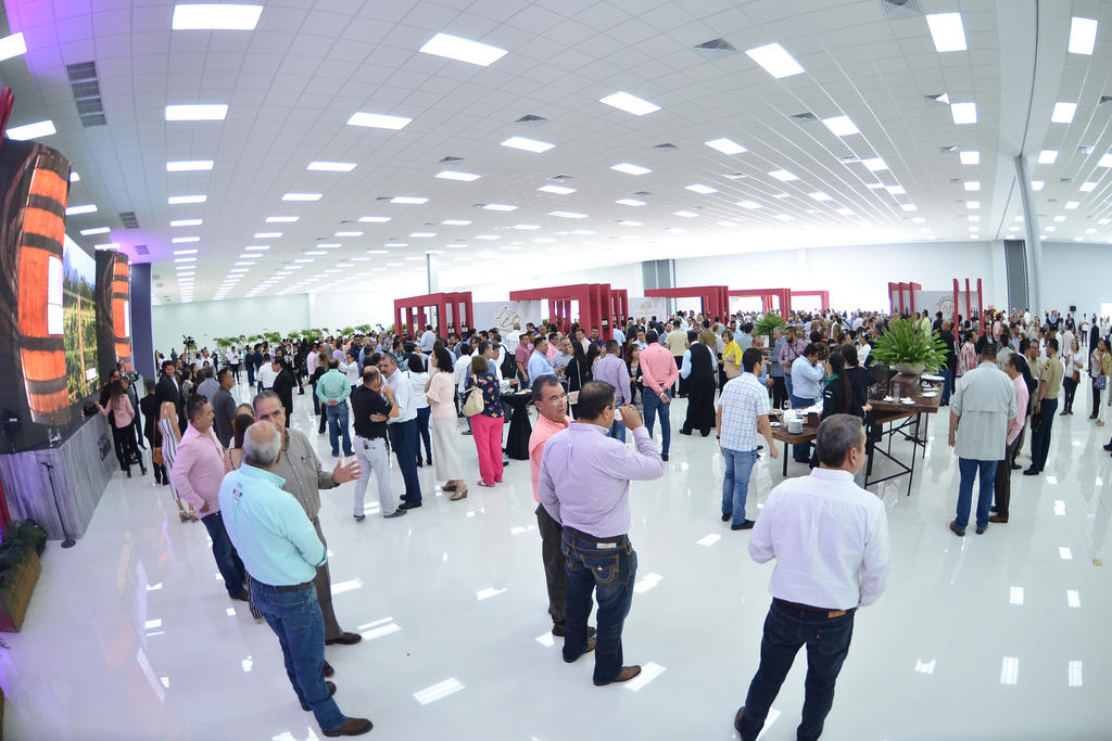 Los alcaldes de la mayor parte de los municipios de Coahuila acudieron a la inauguración del Centro de Convenciones. (FERNANDO COMPEÁN)