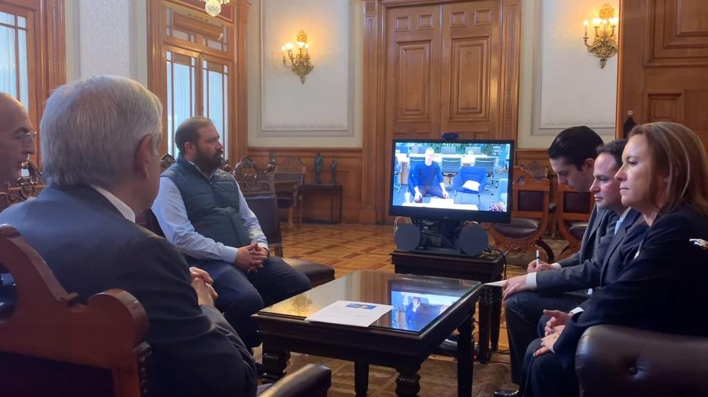 El presidente Andrés Manuel López Obrador (AMLO) charló en videoconferencia con Mark Zuckerberg, creador de Facebook. (ESPECIAL)