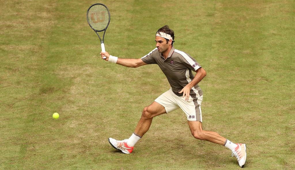 En un duelo parejo, Roger Federer derrotó 7-6, 6-3 a John Millman, en la primera ronda del torneo de Halle. (EFE)