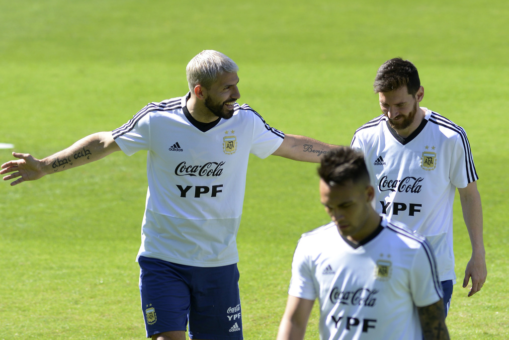 Sergio Agüero (i) y Lionel Messi (d) tras un entrenamiento con la Albiceleste rumbo al duelo ante Paraguay. (AP)