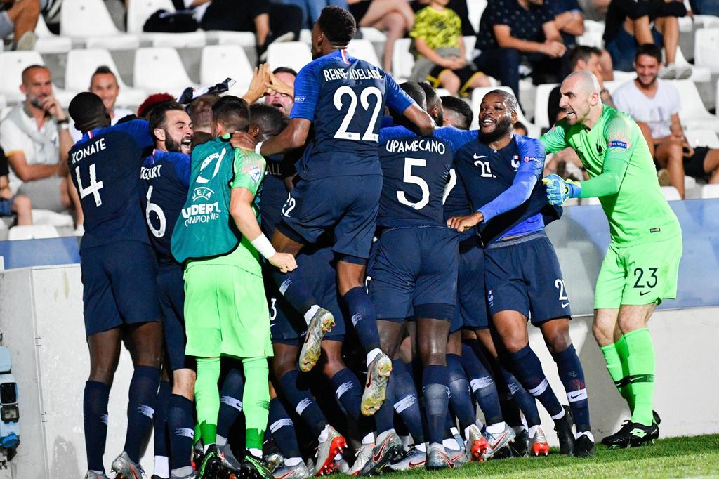 Los franceses festejan tras anotar el gol que le dio vuelta al marcador en los minutos finales del encuentro ante Inglaterra. (EFE)