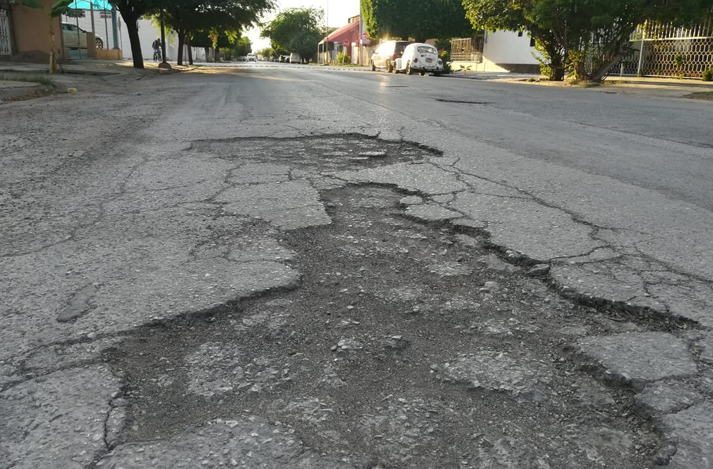 En ambos carriles de la avenida pueden encontrarse los daños en el pavimento. (FERNANDO GONZÁLEZ)