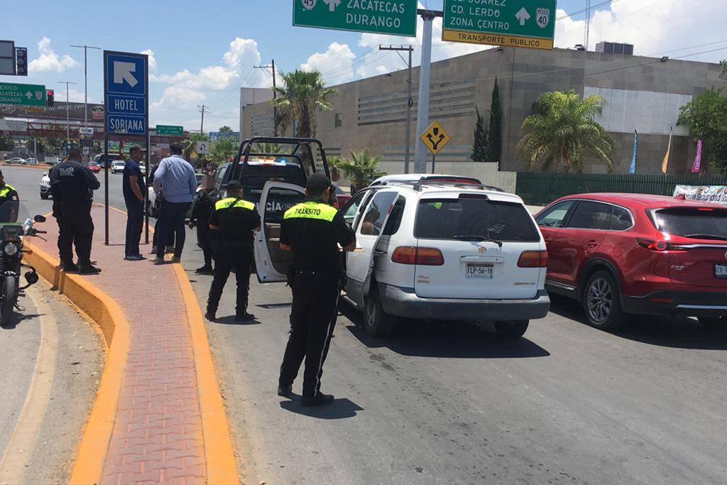 Un vehículo particular se impactó contra una patrulla de la Policía Estatal en Gómez Palacio. (EL SIGLO DE TORREÓN)