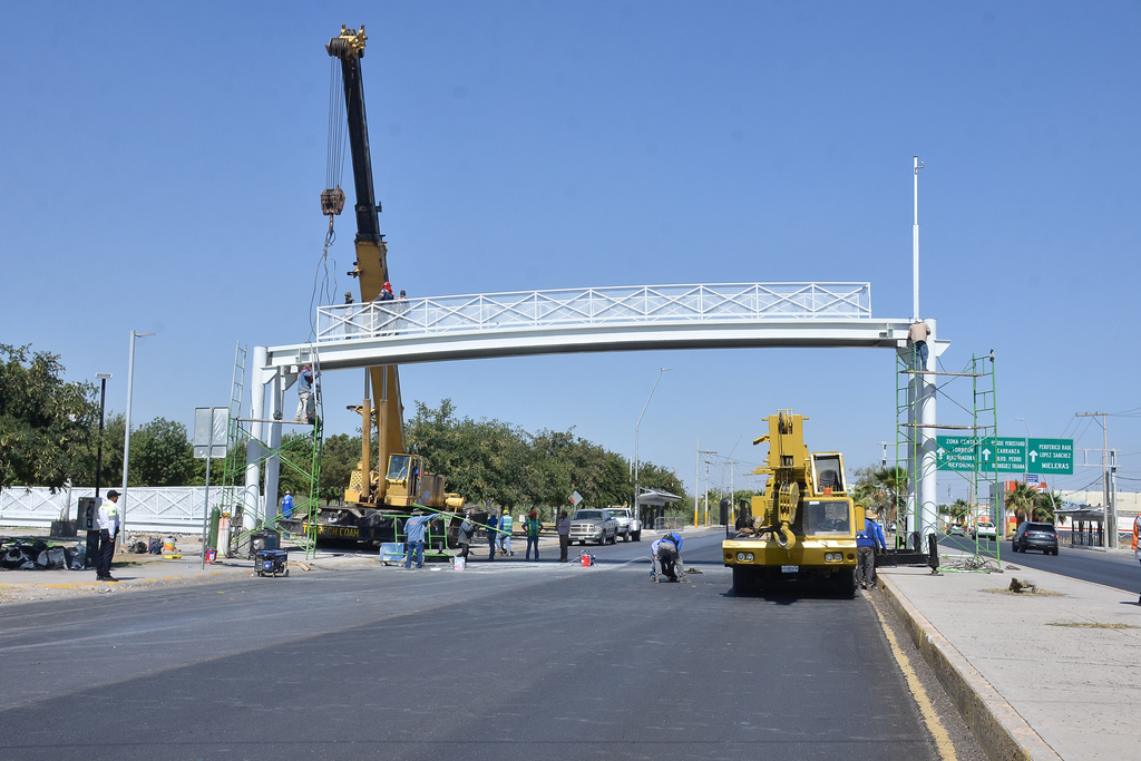 Sólo detalles faltan por resolver en la instalación del puente peatonal a la altura del Hospital General, será abierto el 25 de junio. (EL SIGLO DE TORREÓN)