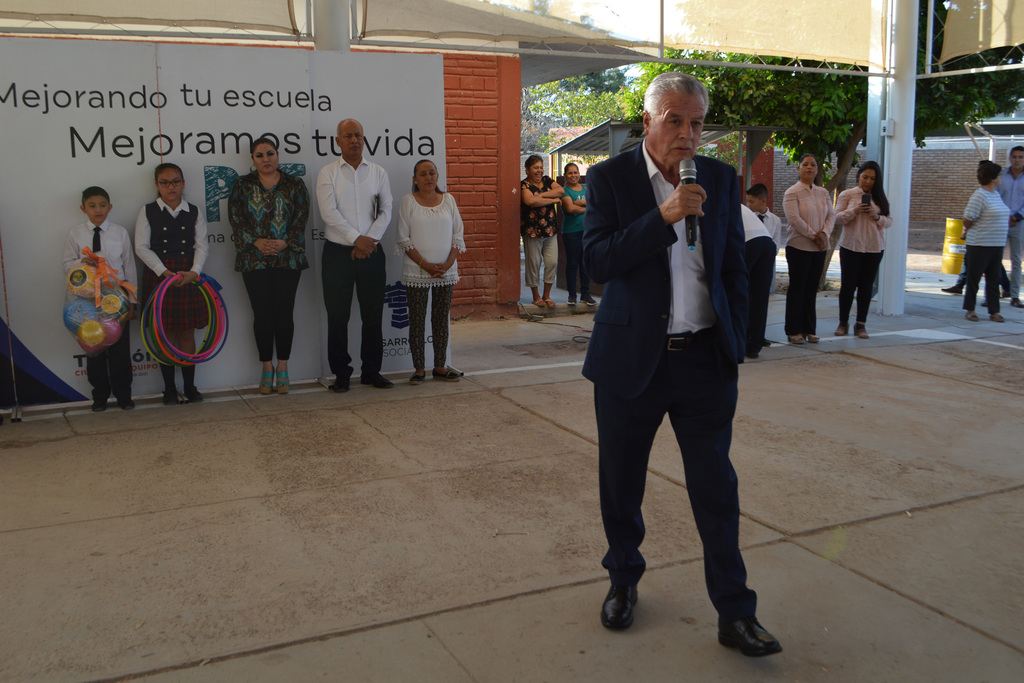 El alcalde de Torreón, Jorge Zermeño, llamó a los delincuentes a 'tener compasión de las escuelas' del municipio. (ROBERTO ITURRIAGA)