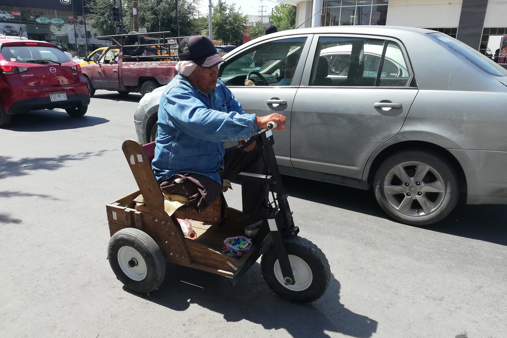 José vende dulces en un crucero de la zona Centro de Torreón; a sus 61 años, trabaja desde las 9 de la mañana hasta las 2 de la tarde. (VIRGINIA HERNÁNDEZ)