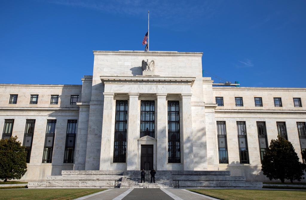 La decisión del Comité Federal de Mercado Abierto (FOMC, en inglés) de la Fed contó con 9 votos a favor y uno en contra. (ARCHIVO)