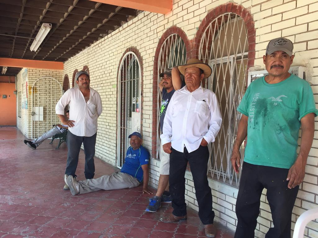 Son 10 trabajadores los afectados, quienes esperaron casi dos horas a que terminara la Sesión de Cabildo celebrada ayer poco después del mediodía, con la esperanza de obtener su pago. (EL SIGLO DE TORREÓN)
