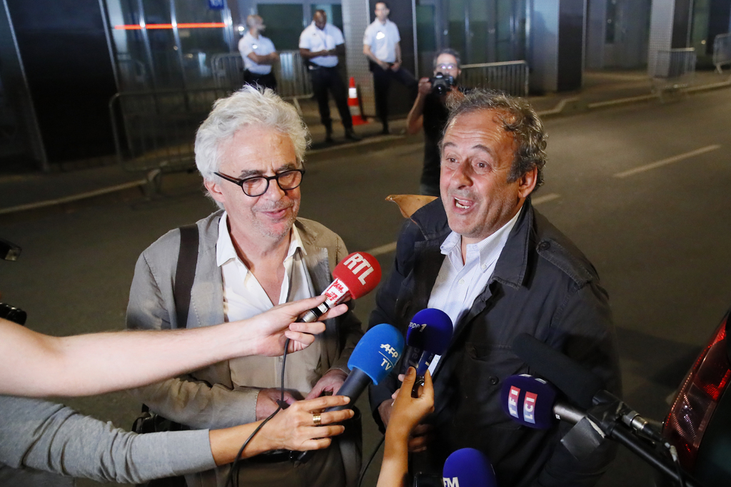 Michel Platini habla con los medios de comunicación tras ser liberado luego de un interrogatorio de más de 12 horas. (ARCHIVO)