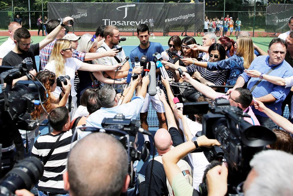 Novak Djokovic se dirige a medios de comunicación tras una sesión de entrenamiento en Belgrado, Croacia. (EFE)