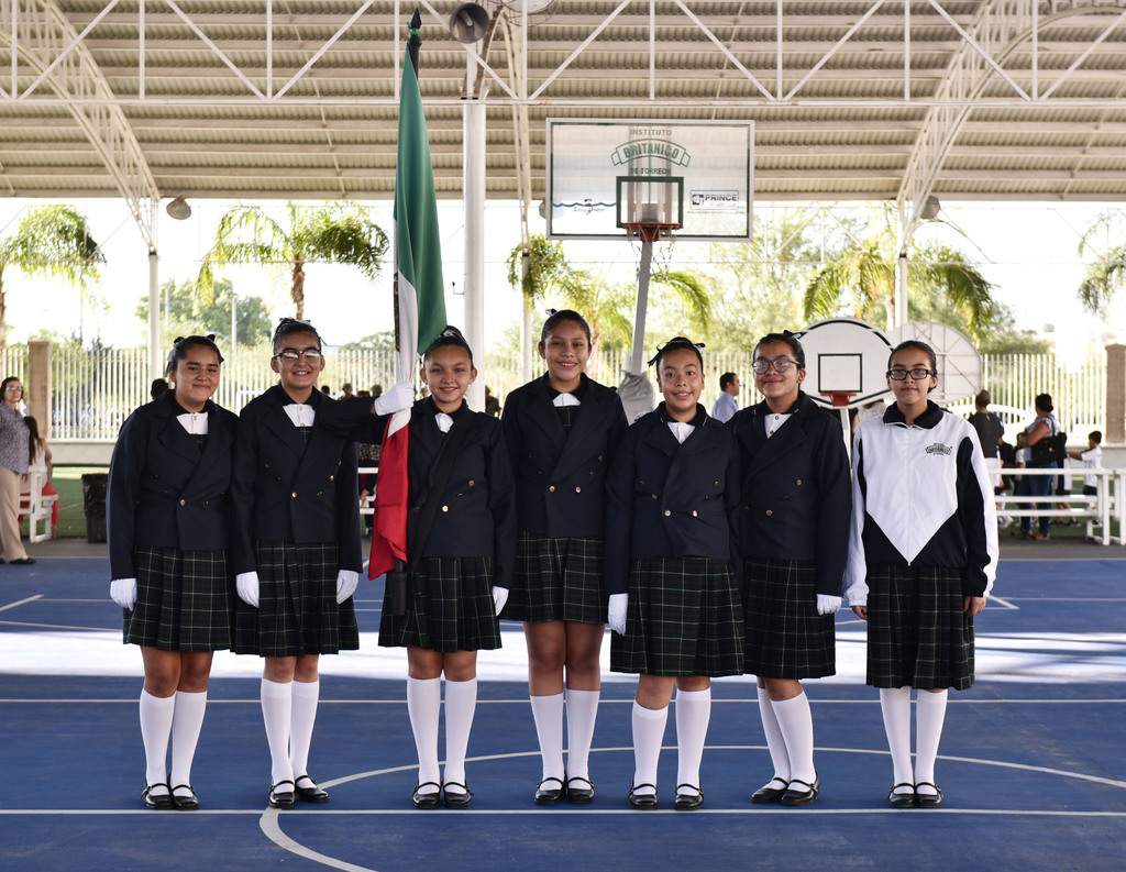 Ana Karen, Ivania, Ximena, Isabela, Fernanda y Barbie, escolta de quinto de primaria.