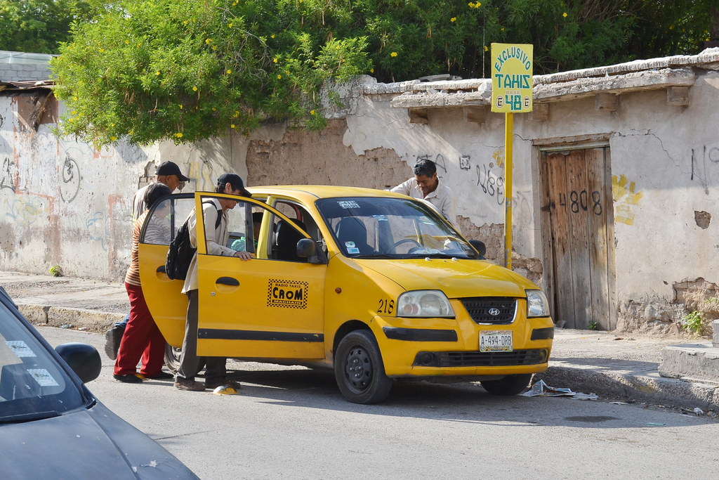 Los taxistas solicitaron apoyo de la Secretaría del Ayuntamiento durante el miércoles en la mañana. (FERNANDO COMPEÁN)