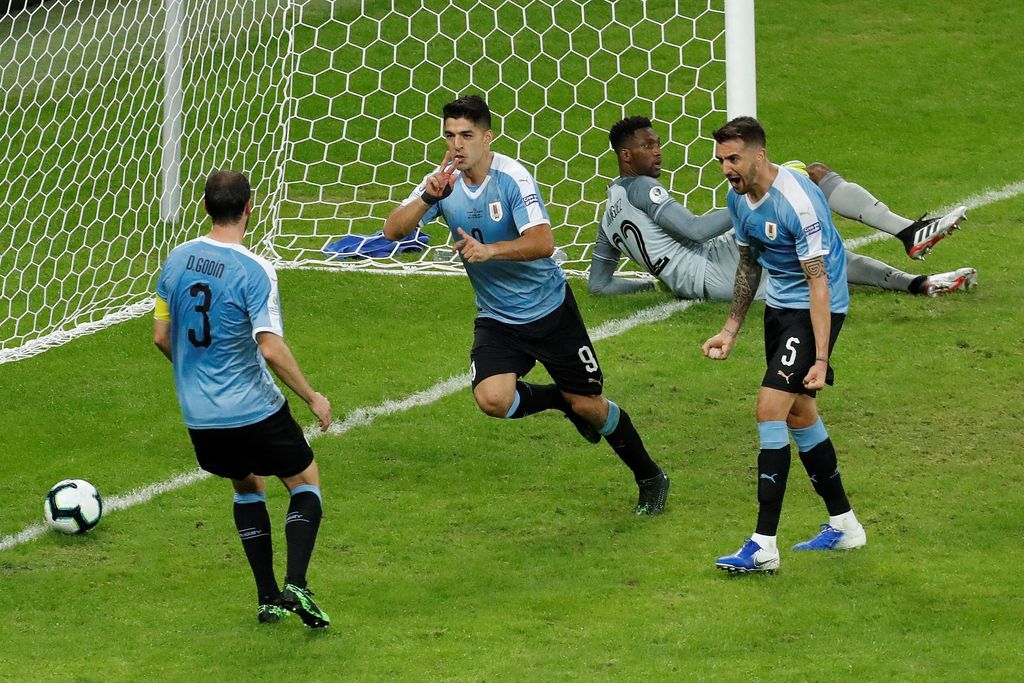 La selección uruguaya goleó 4-0 a Ecuador en su debut; Luis Suárez (9) anotó el tercer tanto del partido. (EFE)
