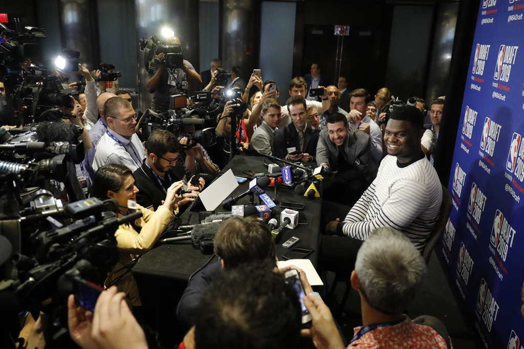 Zion Williamson, de la Universidad Duke, atiende a los medios de comunicación en la rueda de prensa previa al Draft de la NBA, que se celebrará en Nueva York, Estados Unidos. (AP)