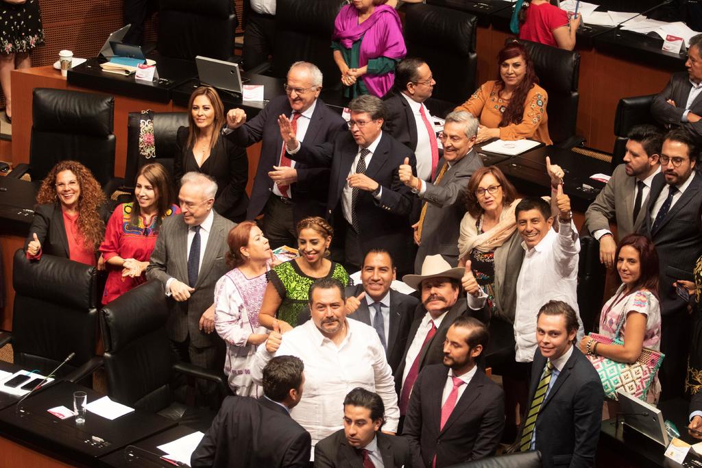 Senadores mexicanos celebran este miércoles el dictamen que ratifica el Tratado comercial con Estados Unidos y Canadá, en Ciudad de México. (NOTIMEX)