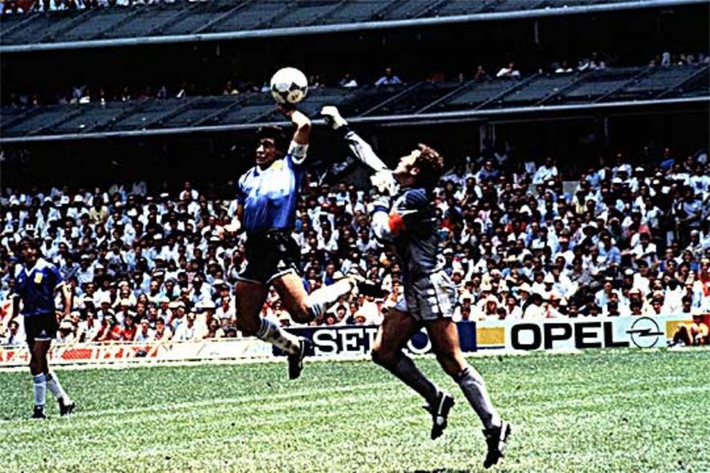 La leyenda del futbol argentino aceptó que el gol había sido anotado con la mano. (ESPECIAL)