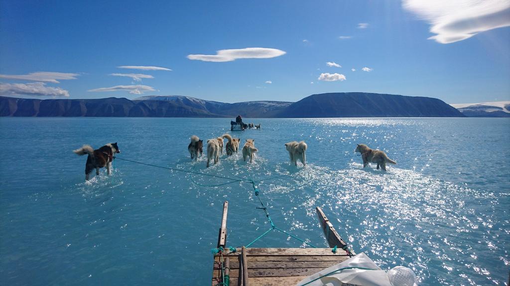 El deshielo acelerado en Groenlandia por la emisión de gases de efecto invernadero, contribuye al aumento en el nivel del mar, incluso algunas islas comienzan a sentir los estragos y podrían desaparecer; y las predicciones no son nada alentadoras para varios países. (ARCHIVO)