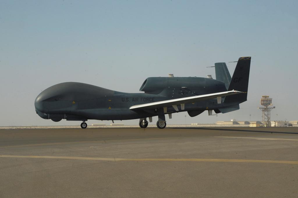 El dron alcanza una velocidad máxima de 575 kilómetros por hora y es capaz de transportar carga útil hasta de 900 kilogramos.  (EFE)