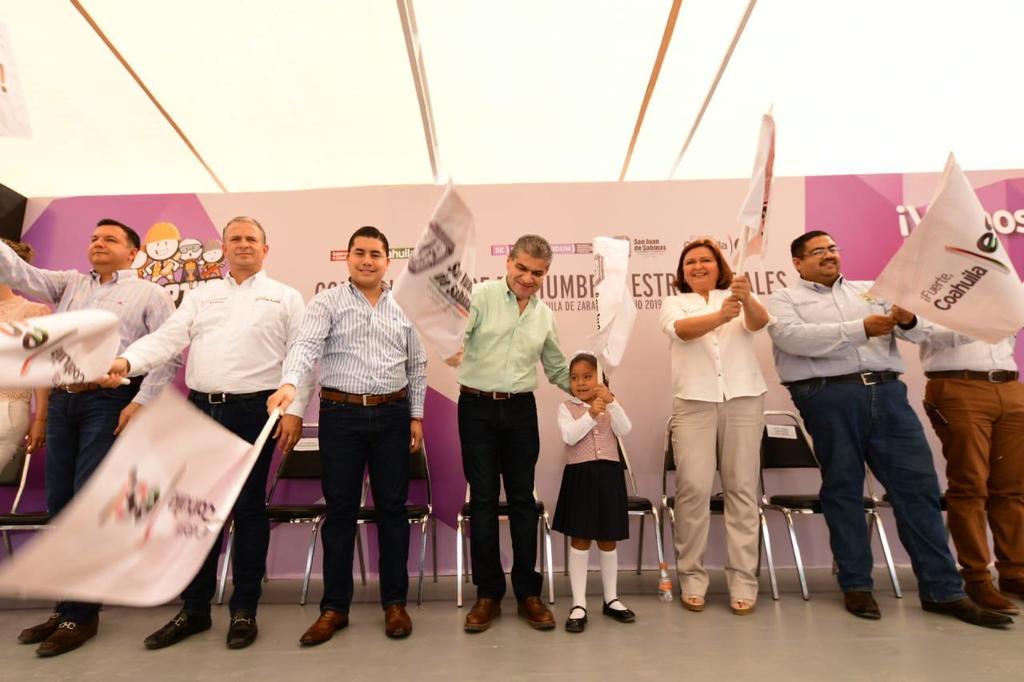 Aspectos del inicio del Programa Construcción de Techumbres en el que aparece el Gobernador de Coahuila Miguel Riquelme.
