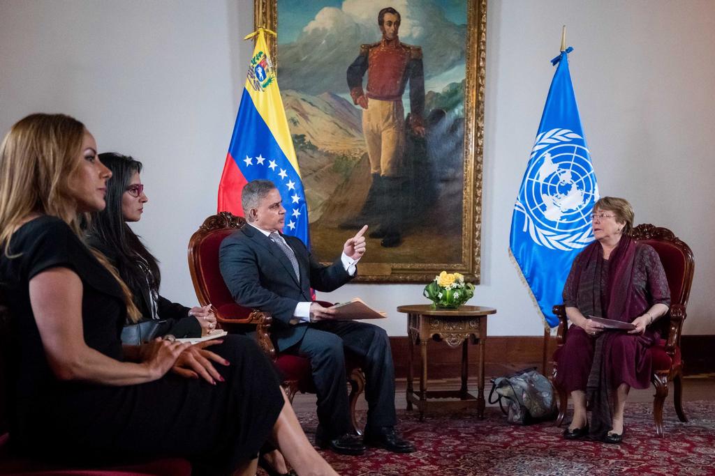 Michelle Bachelet (d) se reúne con representantes de poderes públicos de Venezuela, como parte de su visita de tres días. (EFE)